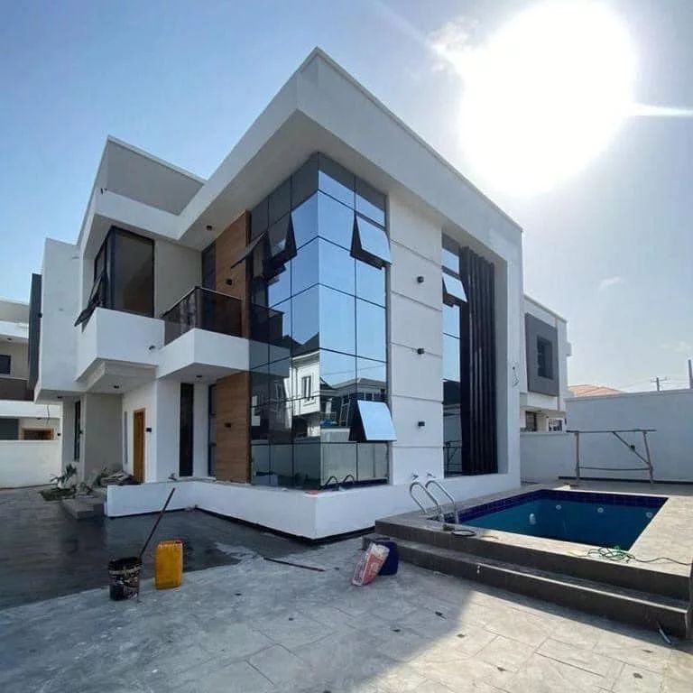 This 5 bedroom fully detached duplex is available for sale in a highbrow area. It offers luxurious amenities and modern designs to enjoy life in style.