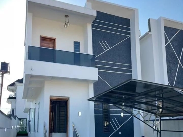 Indulge in opulent living in this 5-bedroom fully detached duplex with BQ in Ajah. Featuring top-of-the-line amenities, including a pool and CCTV.