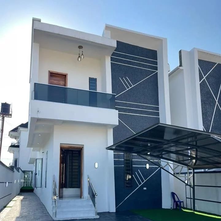 Indulge in opulent living in this 5-bedroom fully detached duplex with BQ in Ajah. Featuring top-of-the-line amenities, including a pool and CCTV.