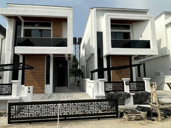 **LUXURY 4 BEDROOM FULLY DETACHED DUPLEX**