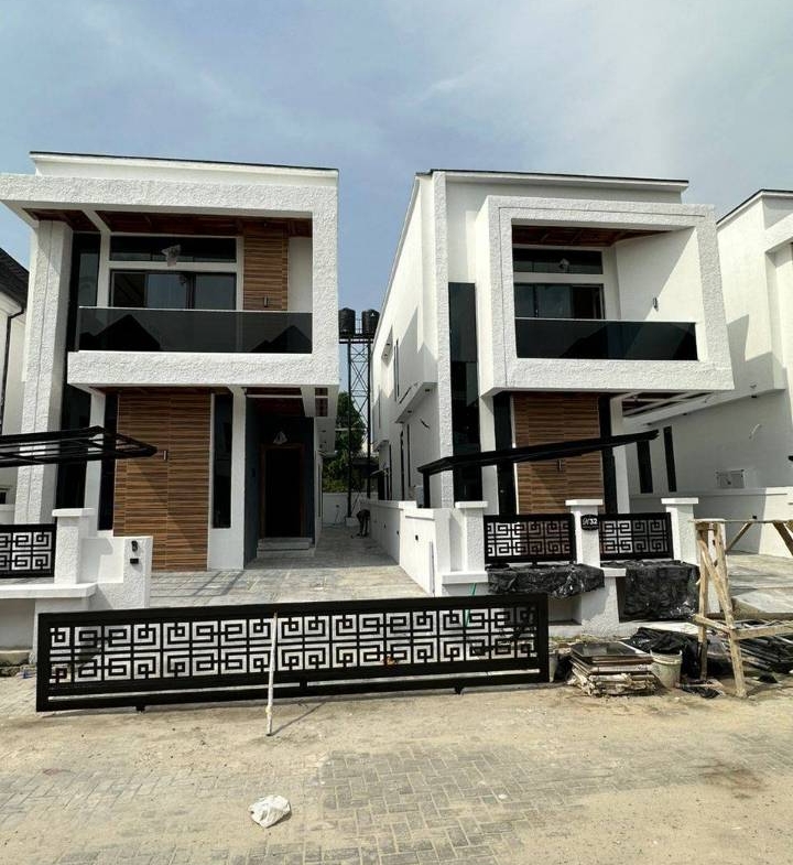 **LUXURY 4 BEDROOM FULLY DETACHED DUPLEX**