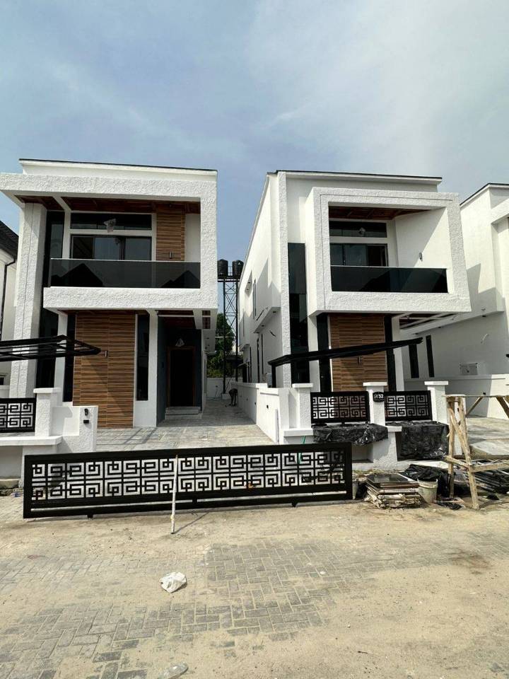 **LUXURY 4 BEDROOM FULLY DETACHED DUPLEX**