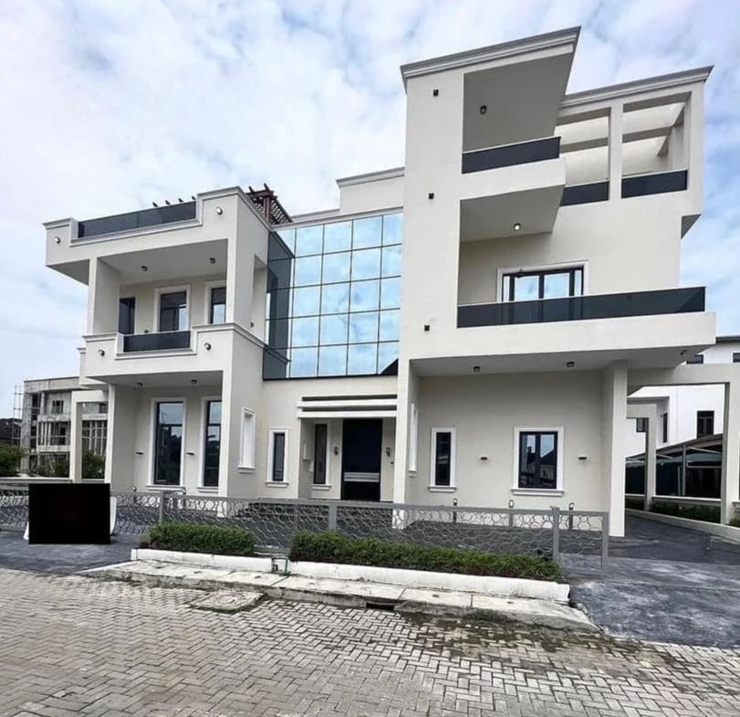 Gigantic 6-Bedroom Detached Duplex