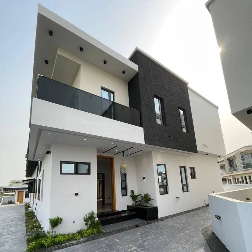 For Sale! Modern Elegance: 5-Bedroom Fully Detached Duplex of Distinction