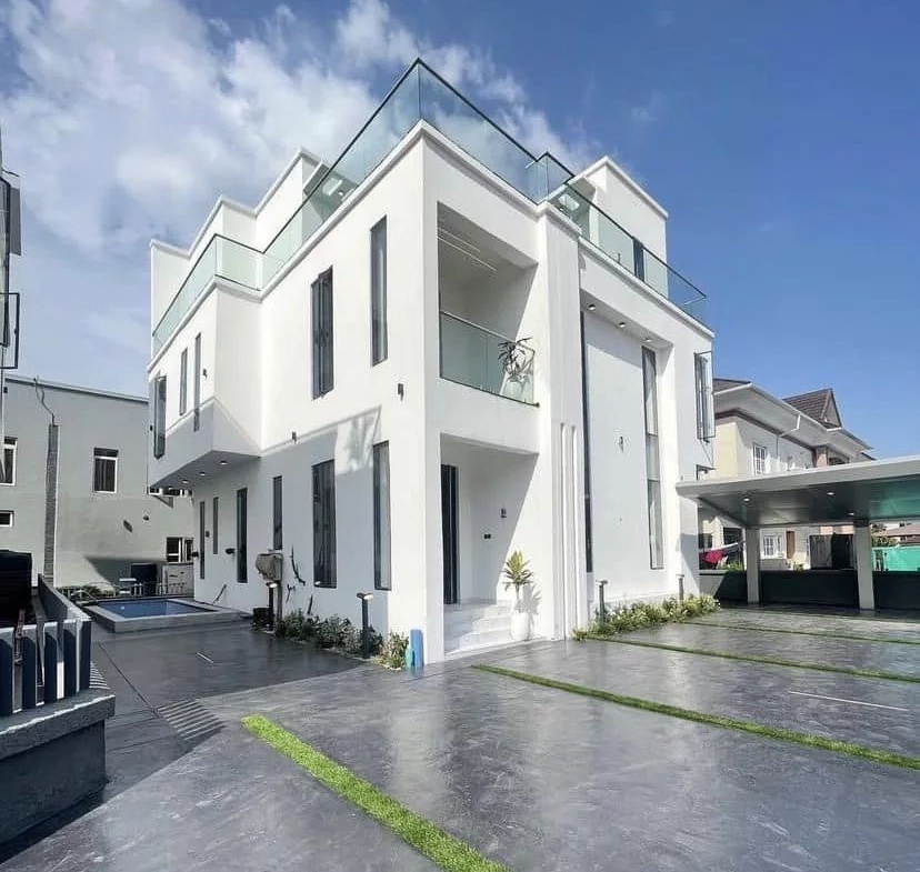 Exquisite 5-Bedroom Contemporary Detached Duplex