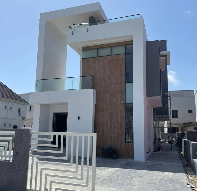 Luxurious Living: Stunning 5-Bedroom Fully Detached Duplex for Sale