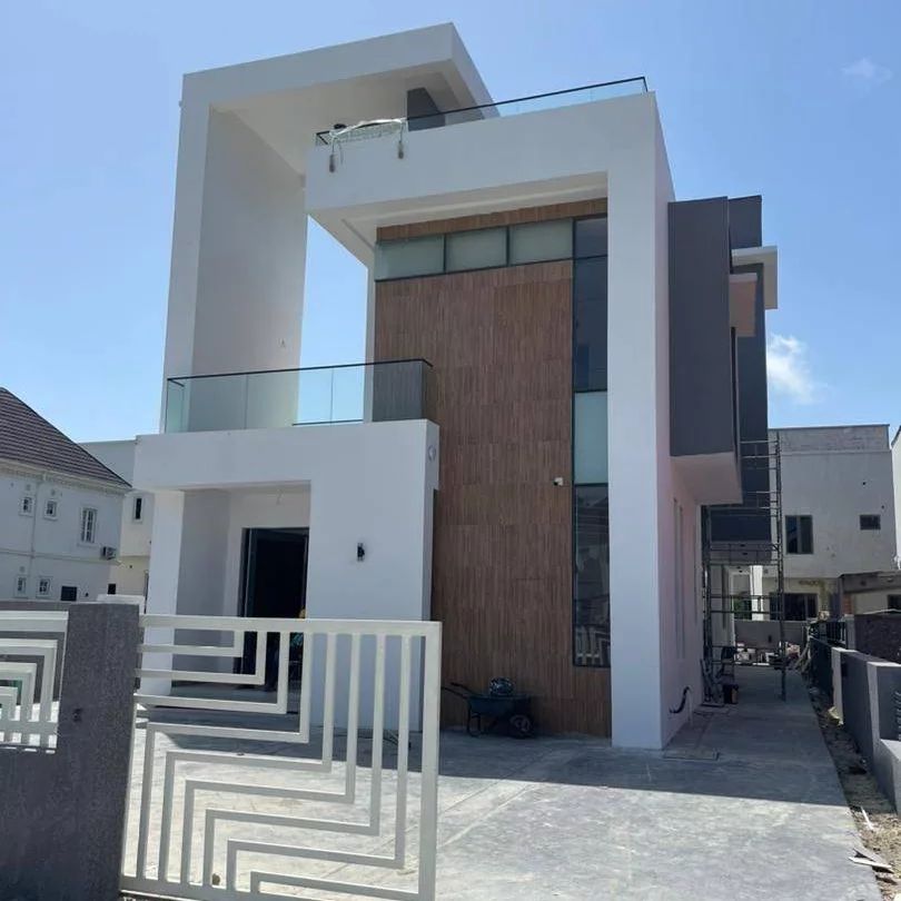 Luxurious Living: Stunning 5-Bedroom Fully Detached Duplex for Sale