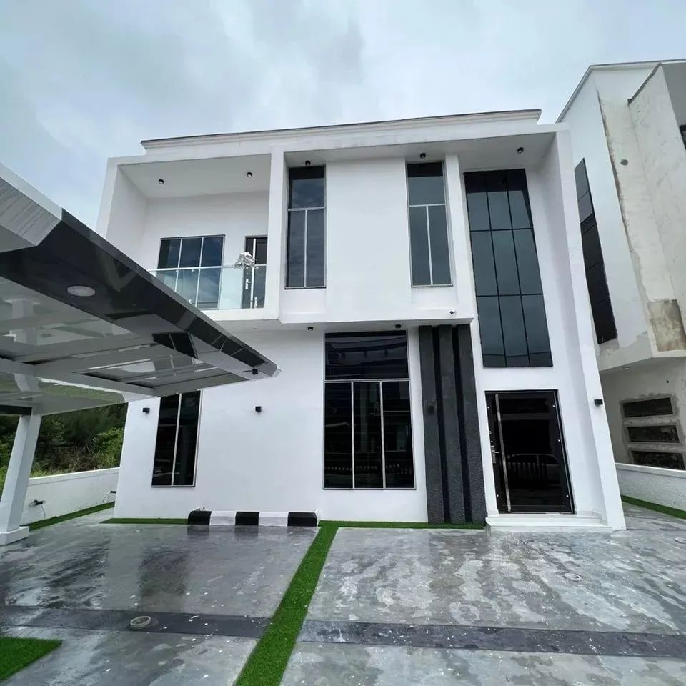 Luxury Living: Lovely 5-Bedroom Fully Detached Duplex with Study and BQ for Sale