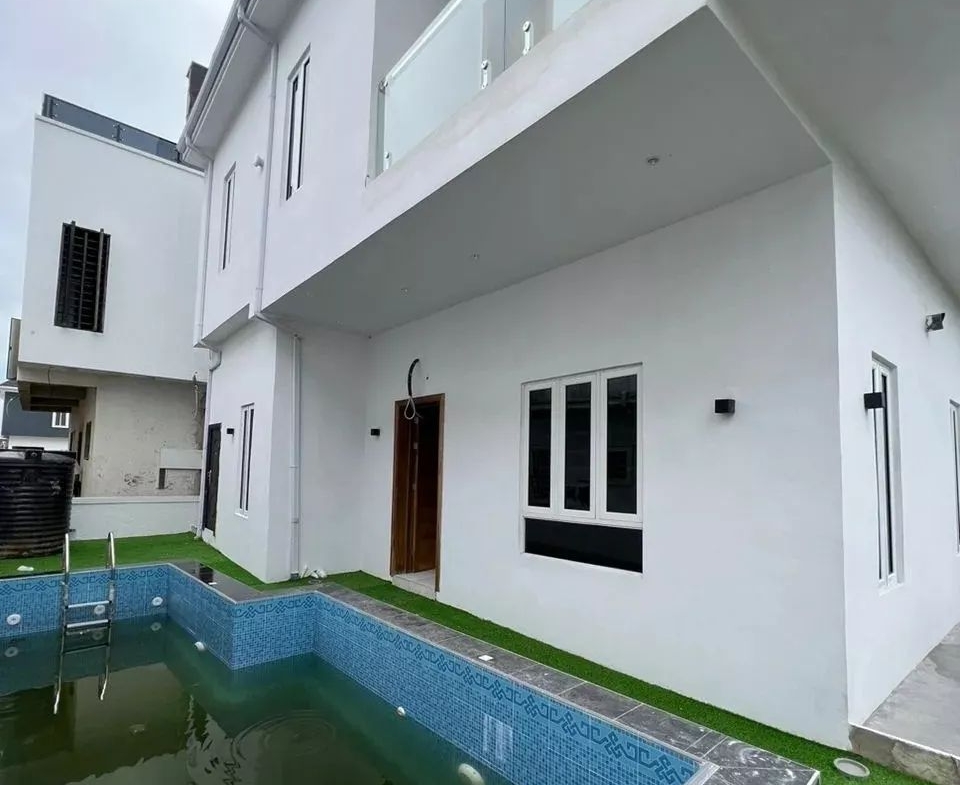 Luxury Living: Lovely 5-Bedroom Fully Detached Duplex with Study and BQ for Sale