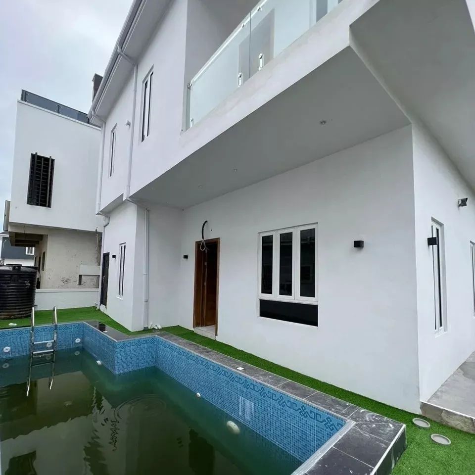 Luxury Living: Lovely 5-Bedroom Fully Detached Duplex with Study and BQ for Sale