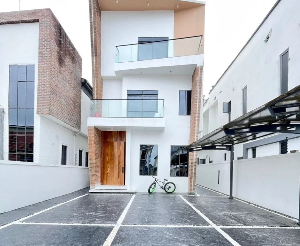 Unconventional 5-Bedroom Fully Detached Duplex for Sales: with Special Features