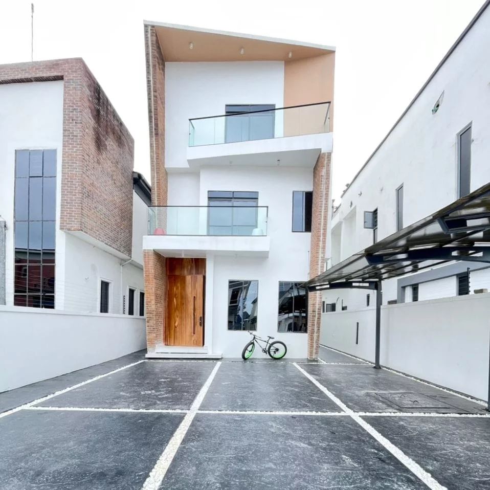 Unconventional 5-Bedroom Fully Detached Duplex for Sales: with Special Features