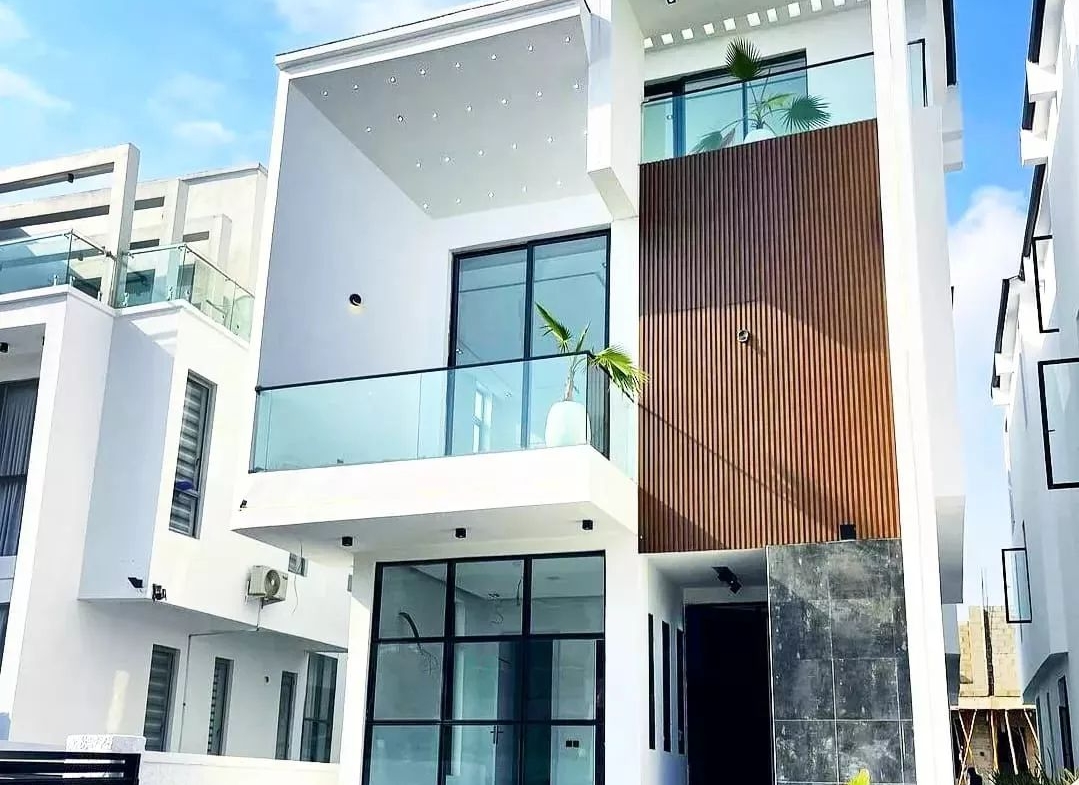 Contemporary 5-Bedroom Fully Detached Duplex for Sale!