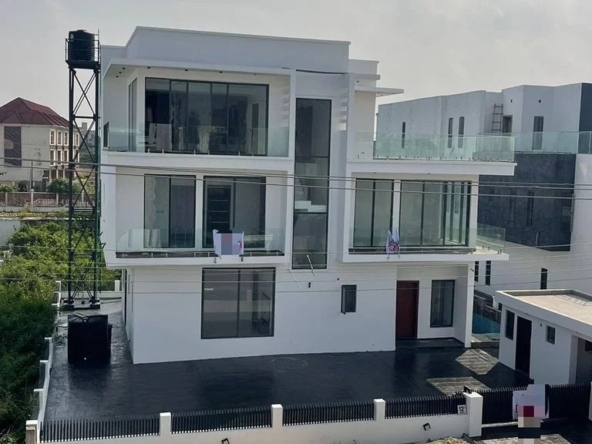 Contemporary 5-Bedroom Fully Detached Duplex - Elevate Your Lifestyle with Modern Luxury Living!