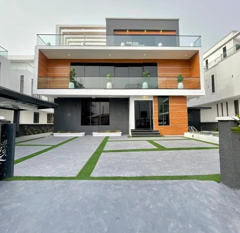 Exceptional 5-bedroom fully detached duplex.