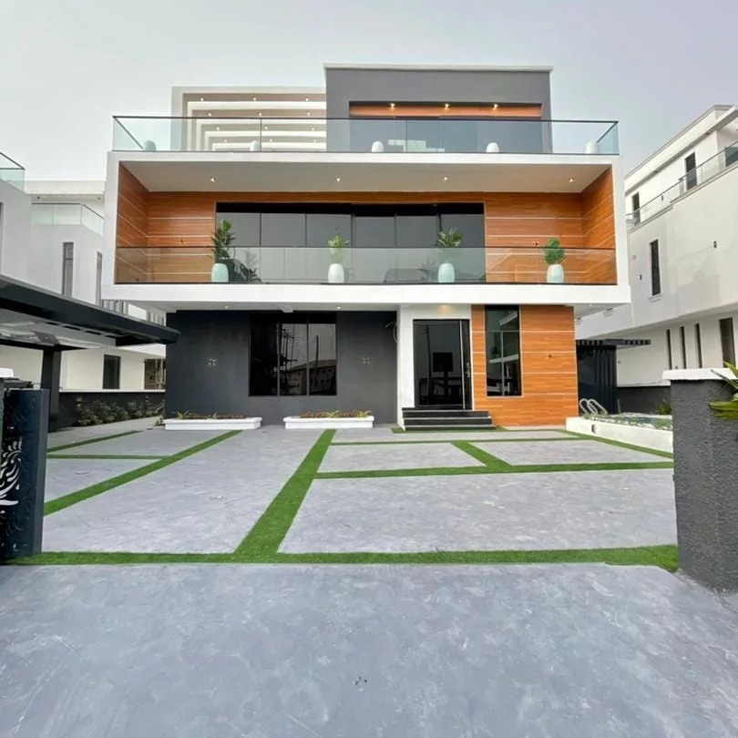 Exceptional 5-bedroom fully detached duplex.