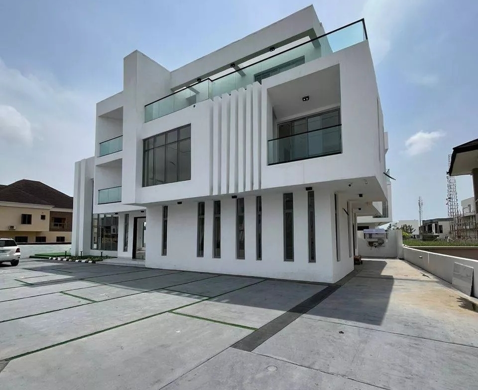 Luxury 5-Bedroom Fully Detached Duplex with BQ