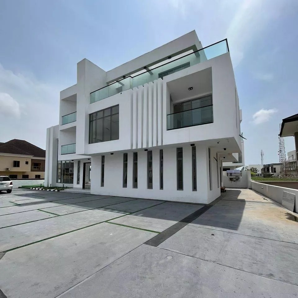 Luxury 5-Bedroom Fully Detached Duplex with BQ